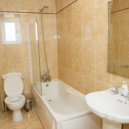 Holiday home Spacious 4 Bedroom & 4 Bathrooms *
