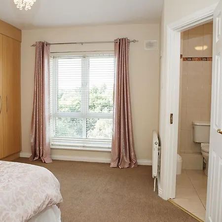Spacious 4 Bedroom & 4 Bathrooms Holiday home *