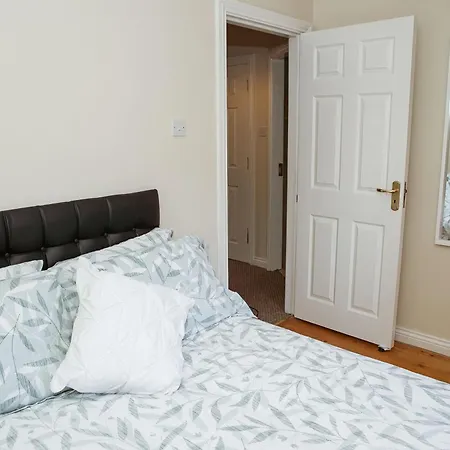 Spacious 4 Bedroom & 4 Bathrooms Galway